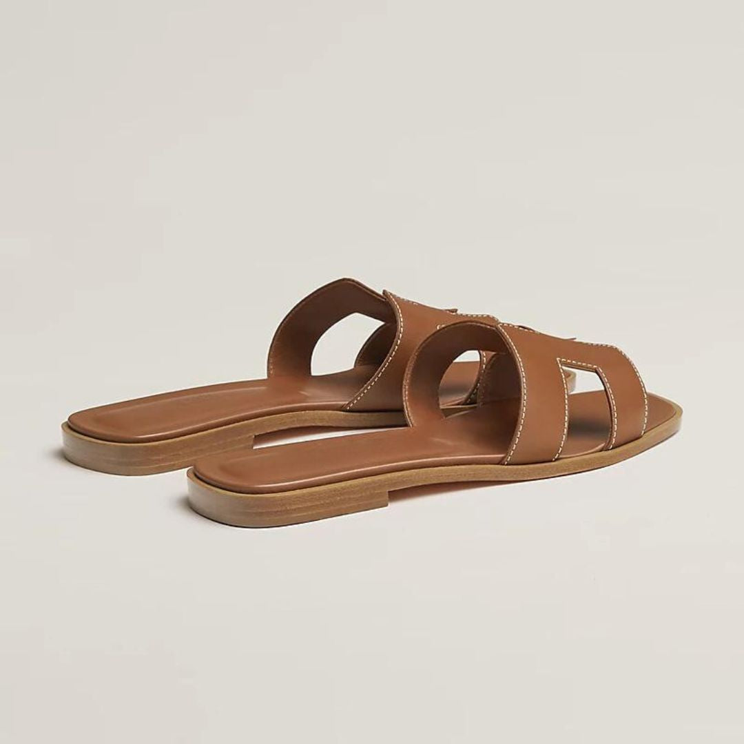 Stilfulde dame flade sandaler m. perforerede remme. Giver let sommerlook & komfort.