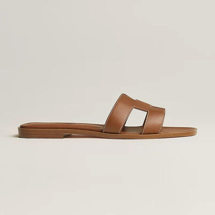 Brune dame flade sandaler m. perforerede remme. Ideelle komfortsko til sommer & strand.