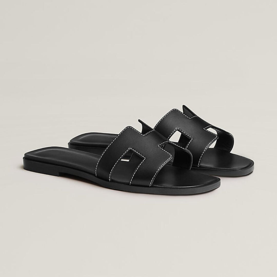 Flade damesandaler m. perforerede remme. Alsidige hverdagssandaler og perfekte strandsko.