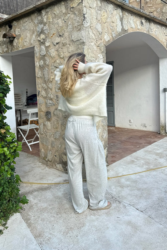 Elegant fluffy knapcardigan til kvinder. En komfortabel modecardigan i afslappet stil for et trendy look.