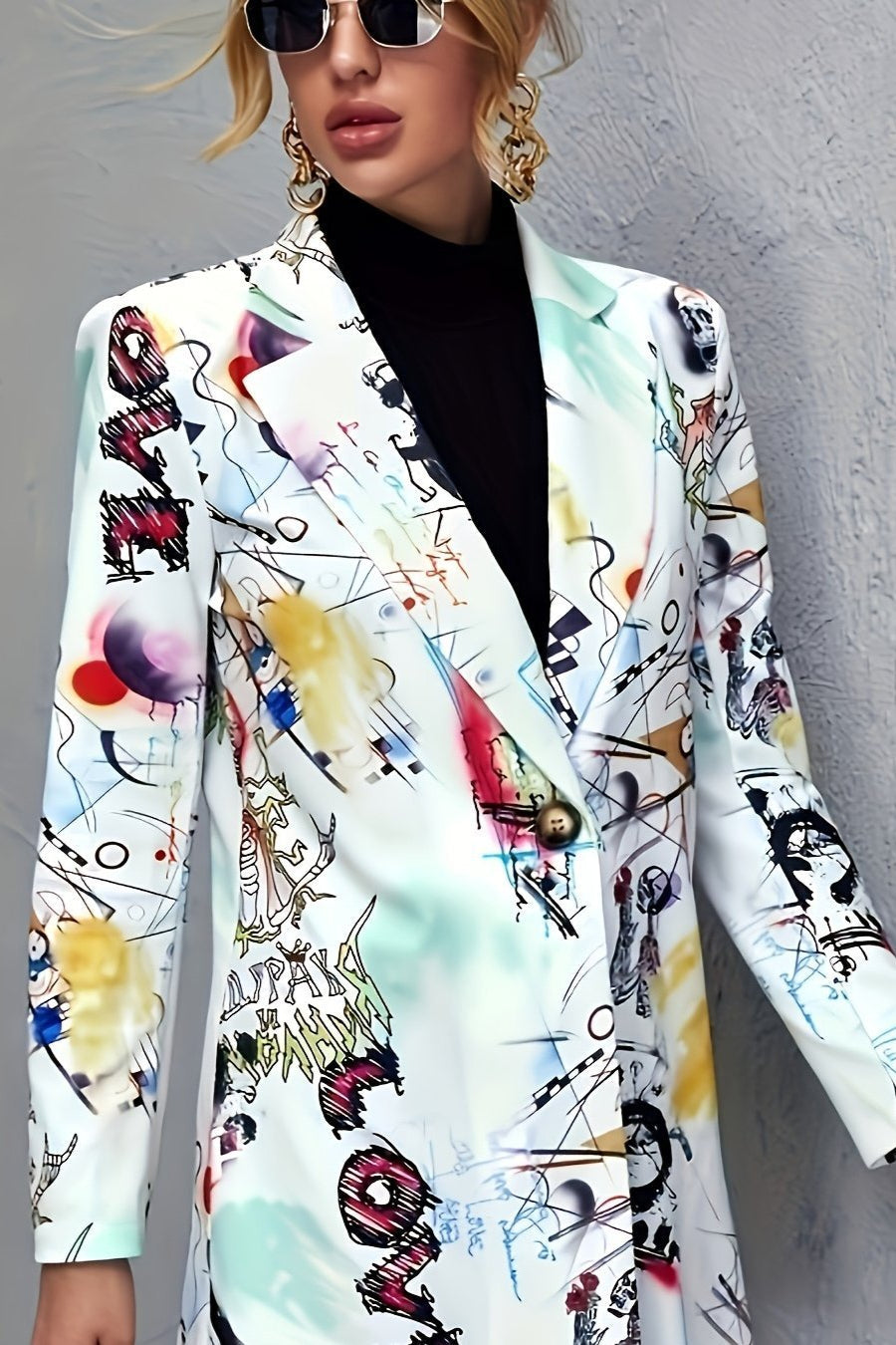 Elegant dame blazer med moderne graffiti design; perfekt til kontor eller fest.