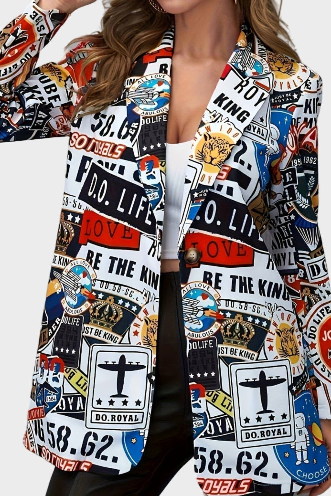 Kvindemode: Smart graffiti blazer stylet med jeans for chic street stil og unikt udtryk.