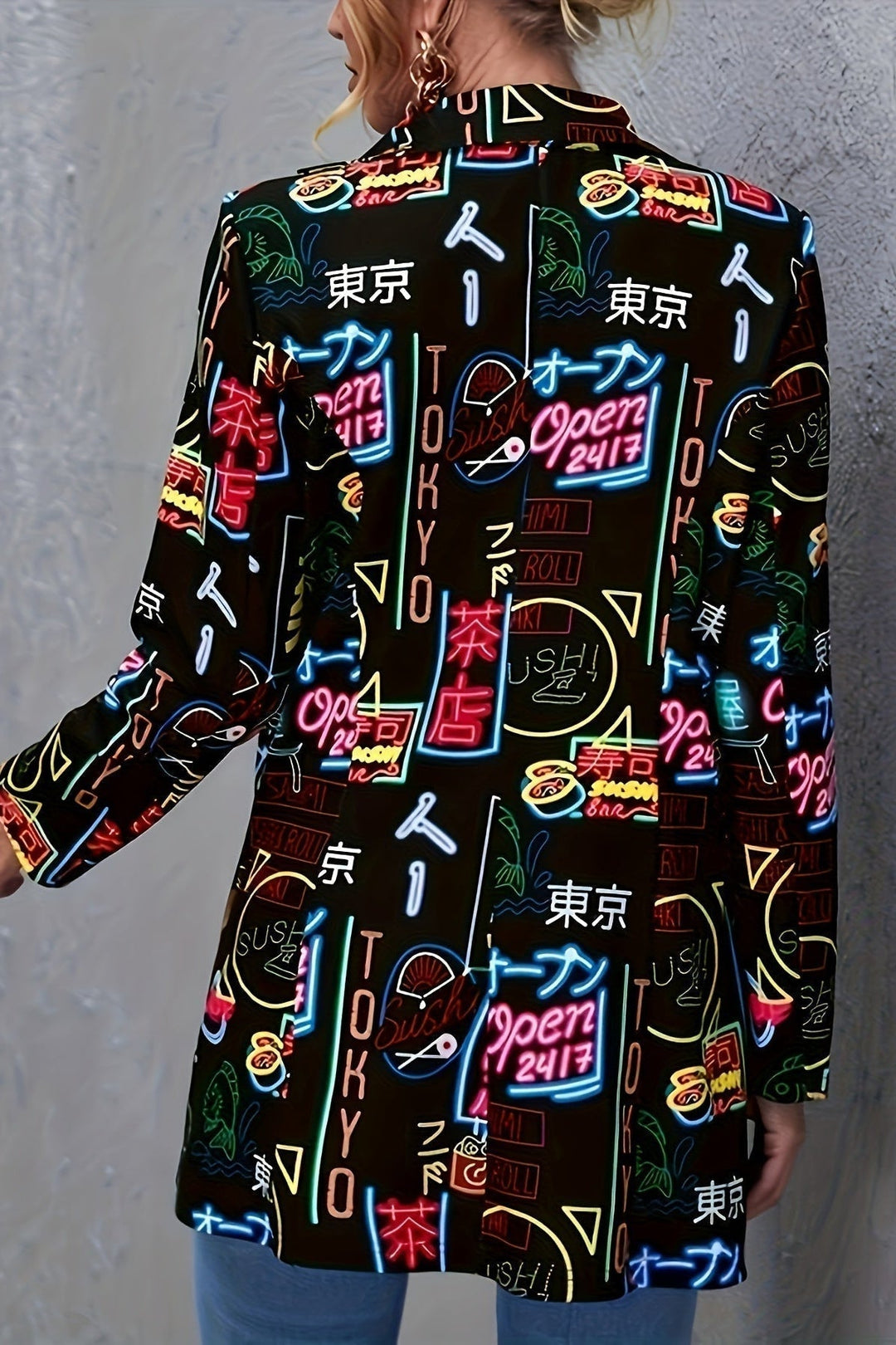 Dame blazer med graffiti mønster, der giver et unikt udtryk og løfter street stil.