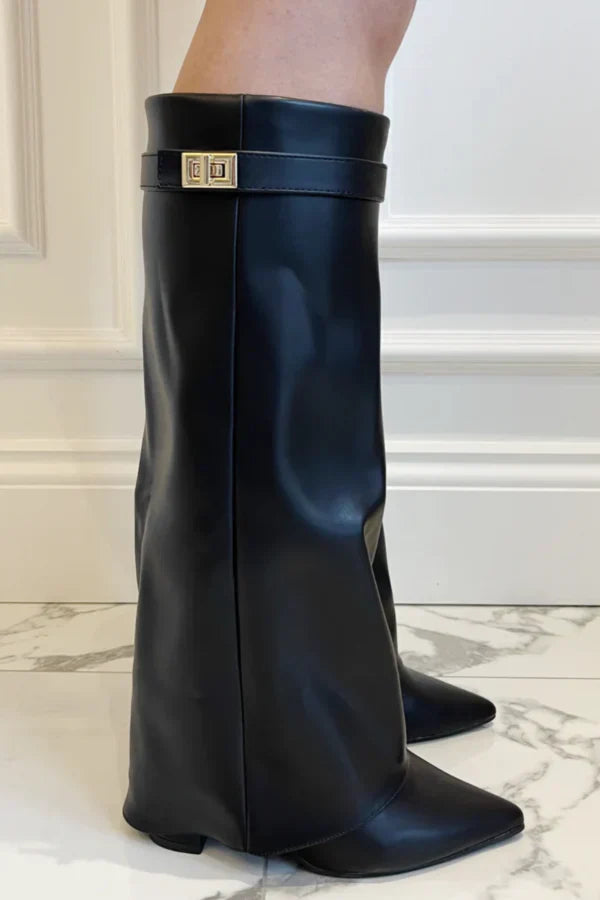 Knæhøje damestøvler i klassisk design med blokhæl og pyntespænde. Luksuriøse mode støvler.