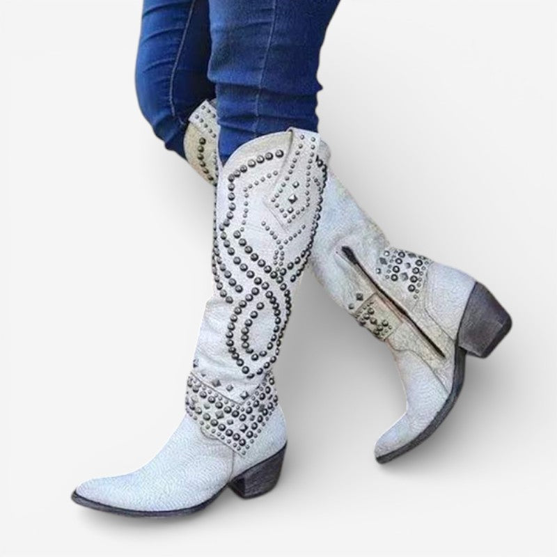 Elegante knæhøje dame støvler med luksuriøse perler og spids tå. Ideelle feststøvler til kvinder.