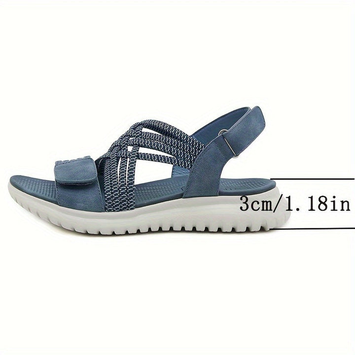 Stilfuld kilehælsandal til kvinder med blød velcrolukning & skridsikker sål.