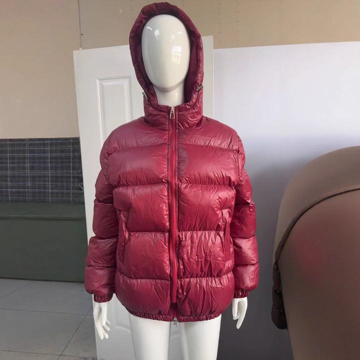 Smart quiltet dame pufferjakke, kort model med hætte, perfekt til vinterens mode.