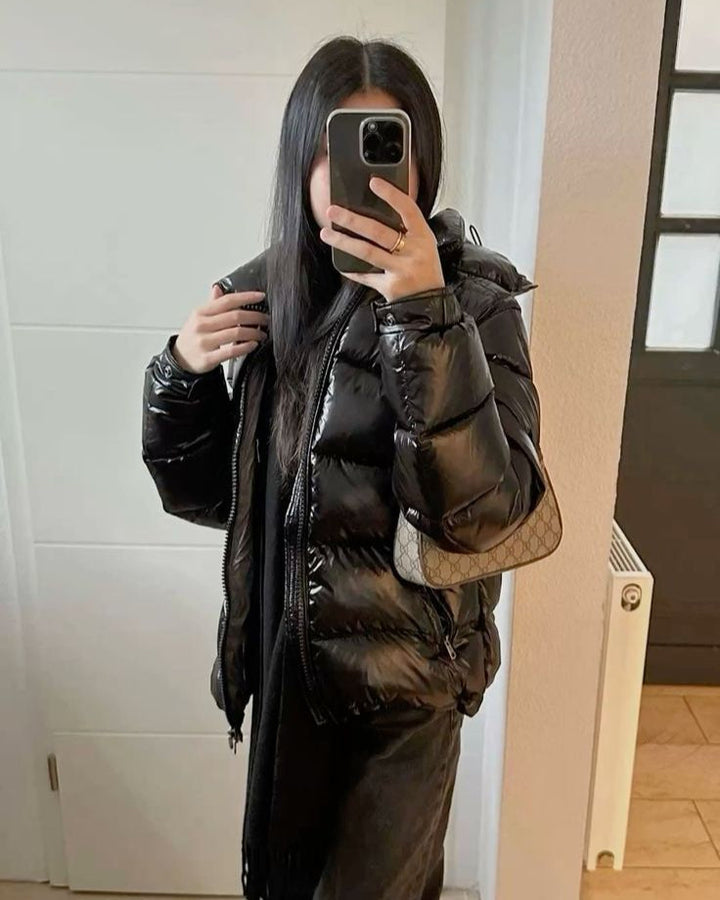 Quiltet damejakke, kort model med hætte, ideel som trendy overgangsjakke.