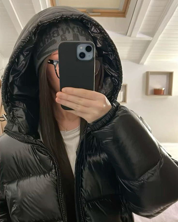 Trendy kort pufferjakke for kvinder, med praktisk hætte for ekstra varme og stil.