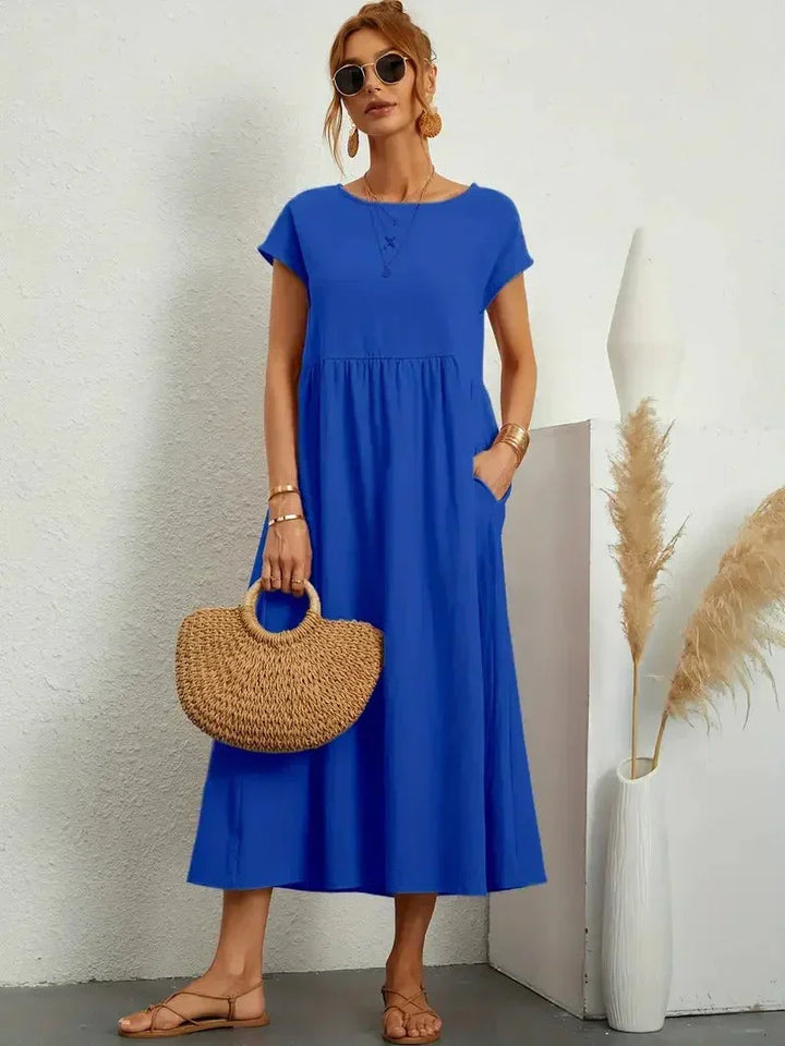 Komplet look af dame sommer midi kjole med korte ærmer og lommer. Ideel farverig hverdagskjole.