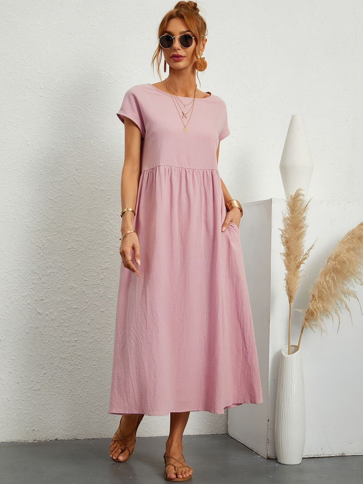 Moderne dame sommer midi kjole med korte ærmer og lommer. Løs pasform for et chic og komfortabelt look.
