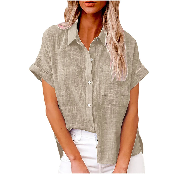 Feminine damebluse med kort ærme; løs pasform giver et smart og stilrent udtryk.