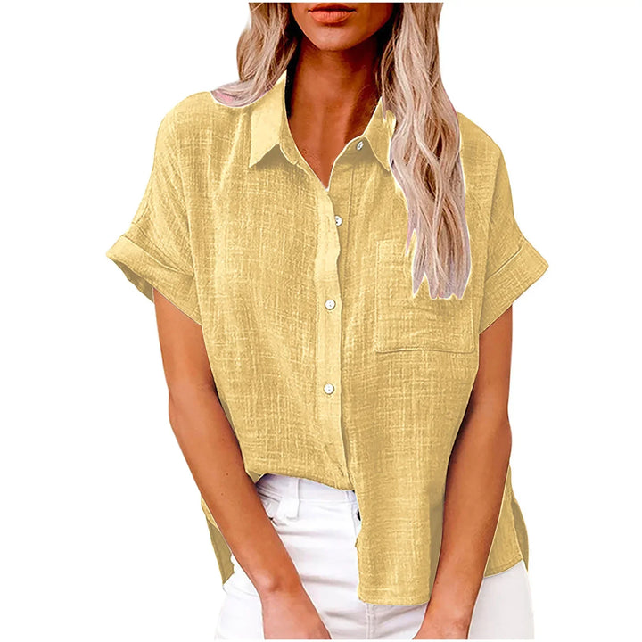 Bluse med kort ærme og løs pasform; en tidløs klassiker til kvinders sommergarderobe.