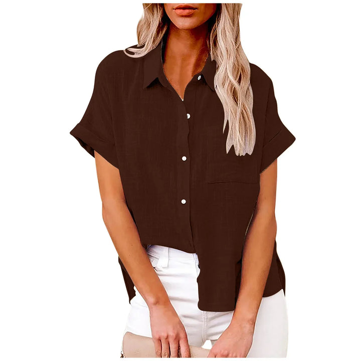Farverig sommerbluse med feminint snit og løs pasform; ideel til casual look.