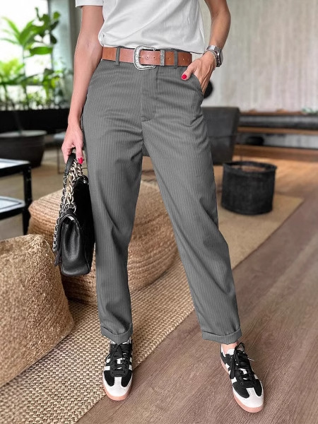 Dame løse bukser kombineret med en let bluse for et komplet, stilfuldt og komfortabelt outfit.
