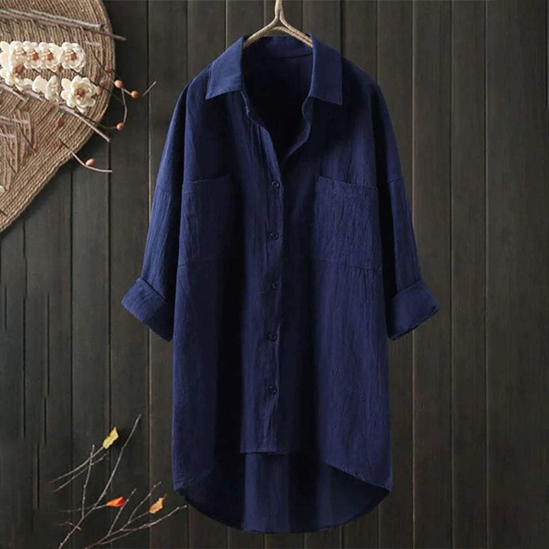 Elegant damebluse med lange ærmer, løs pasform og diskrete forlommer. Perfekt til hverdag og kontor.