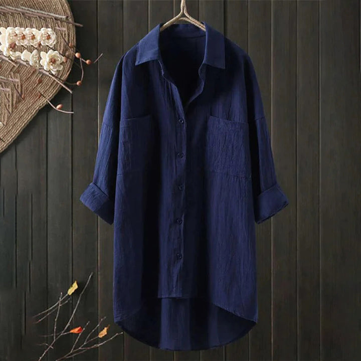 Elegant damebluse med lange ærmer, løs pasform og diskrete forlommer. Perfekt til hverdag og kontor.
