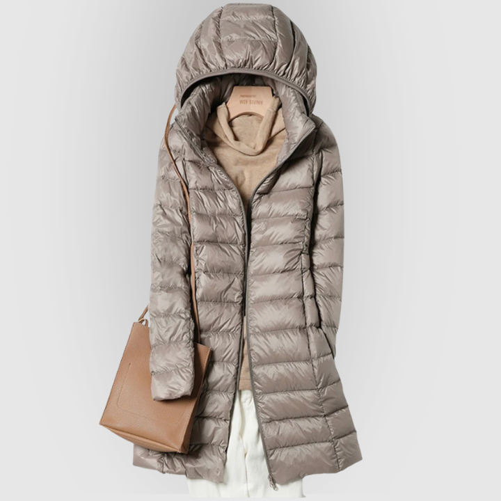 Dame letvægts dunjakke med hætte. Varm, vindtæt og ultralet, perfekt til vinter og fritid.