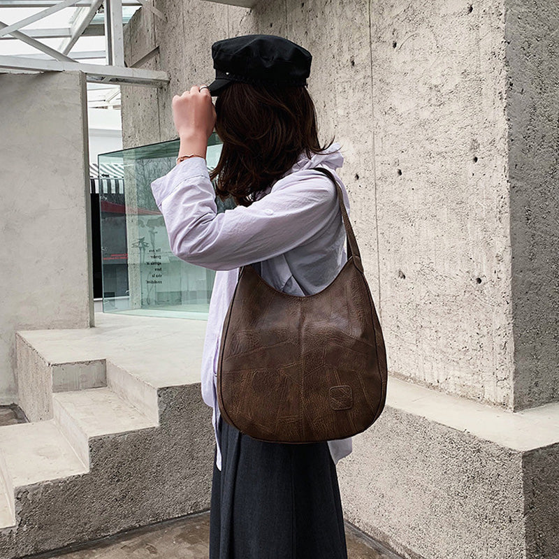 Elegant sort LumaLuxe skuldertaske i PU læder; alsidig og komfortabel crossbody stil.