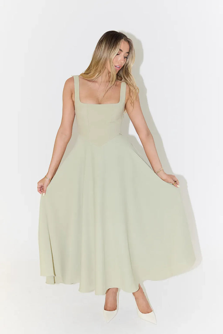 Stilfuld Dame Luna midaxi kjole. Elegant design, perfekt til middage og aftenarrangementer.