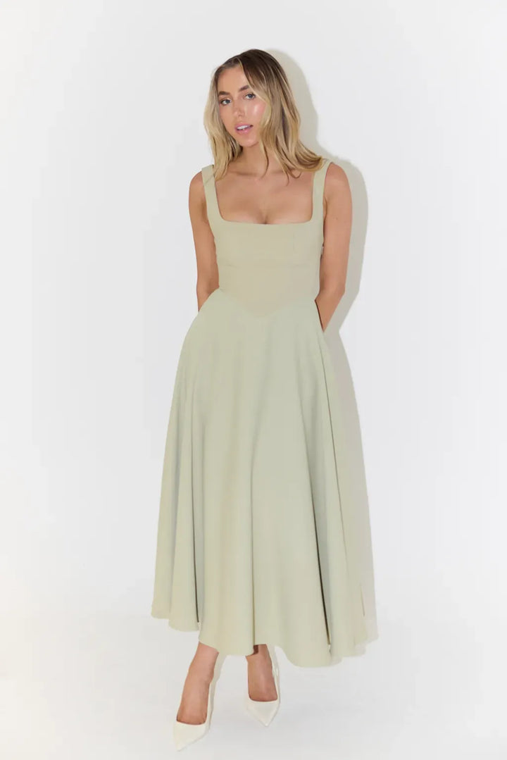 Dame Luna midaxi kjole, alsidig og elegant. Perfekt som festkjole eller stilfuld sommerkjole.