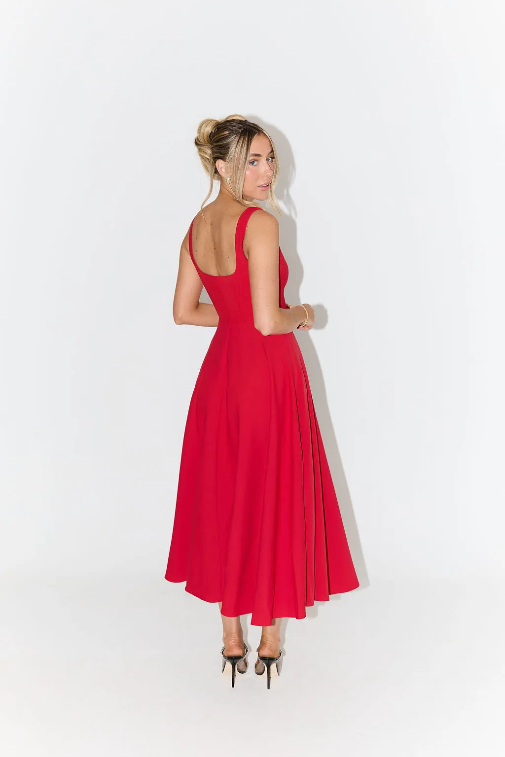 Smuk Dame Luna festkjole i midaxi længde. Elegant og stilfuld til sommerens begivenheder.