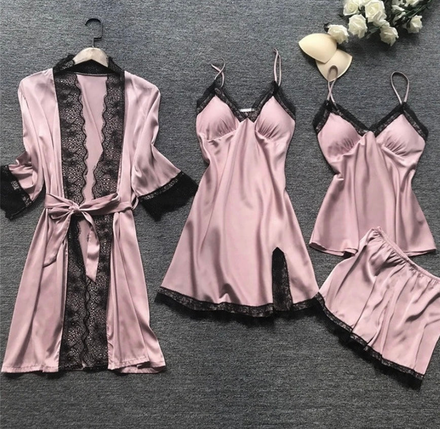 Stilfuldt og blødt dame nattøj og loungewear sæt med fine blonder. Ideelt til både nat og hygge derhjemme.