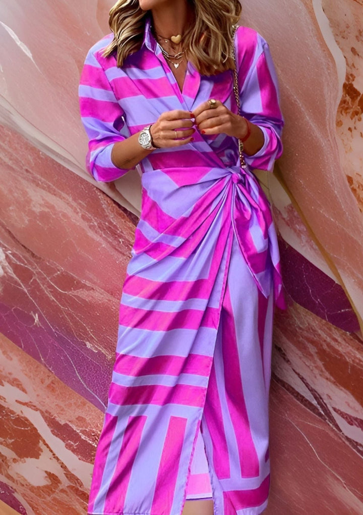 Feminin omslagskjole med elegant print og levende farver. En alsidig damekjole til mange anledninger.
