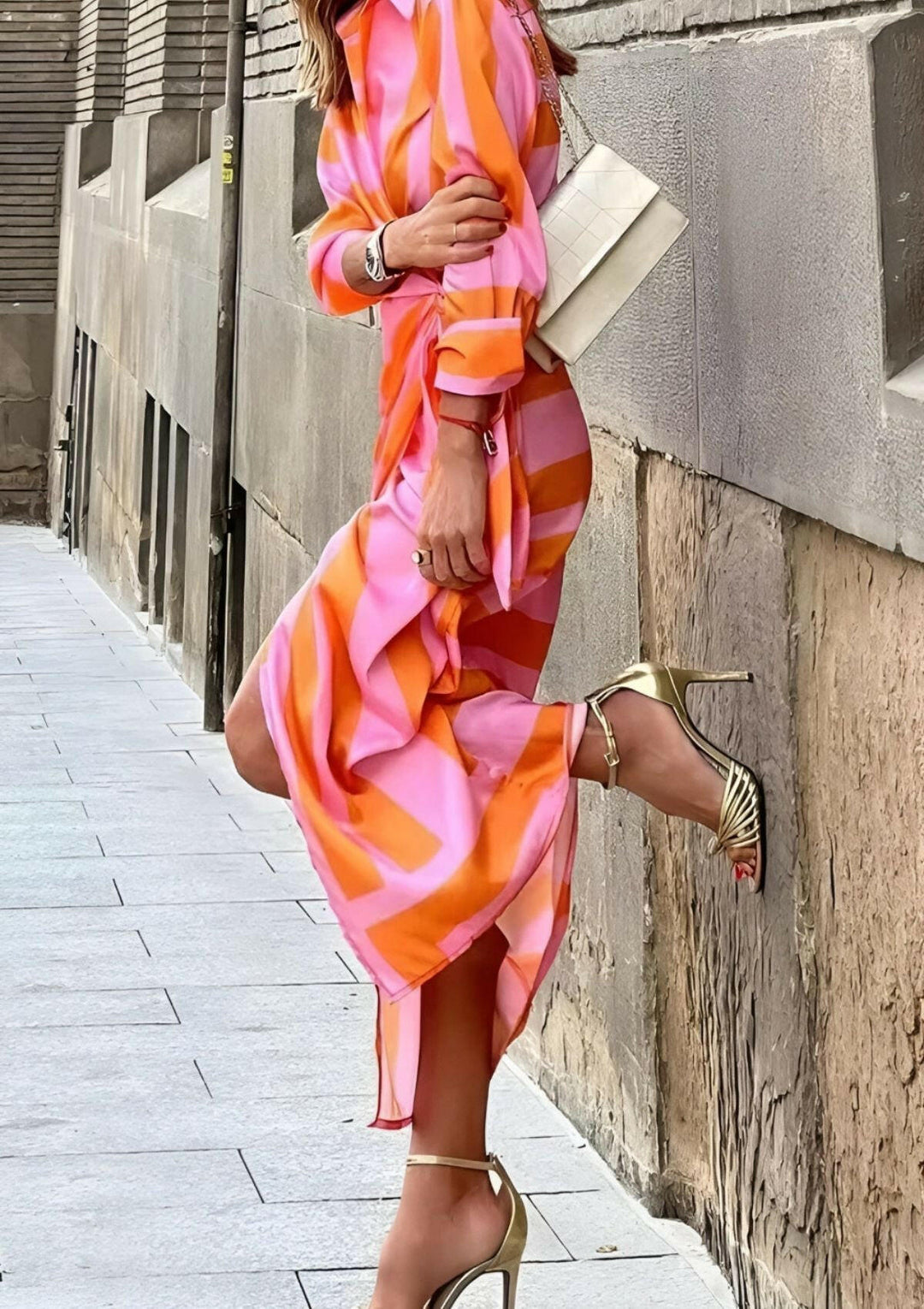 Smuk omslagskjole med levende tryk og farverige detaljer. Perfekt som elegant damekjole til sommer.