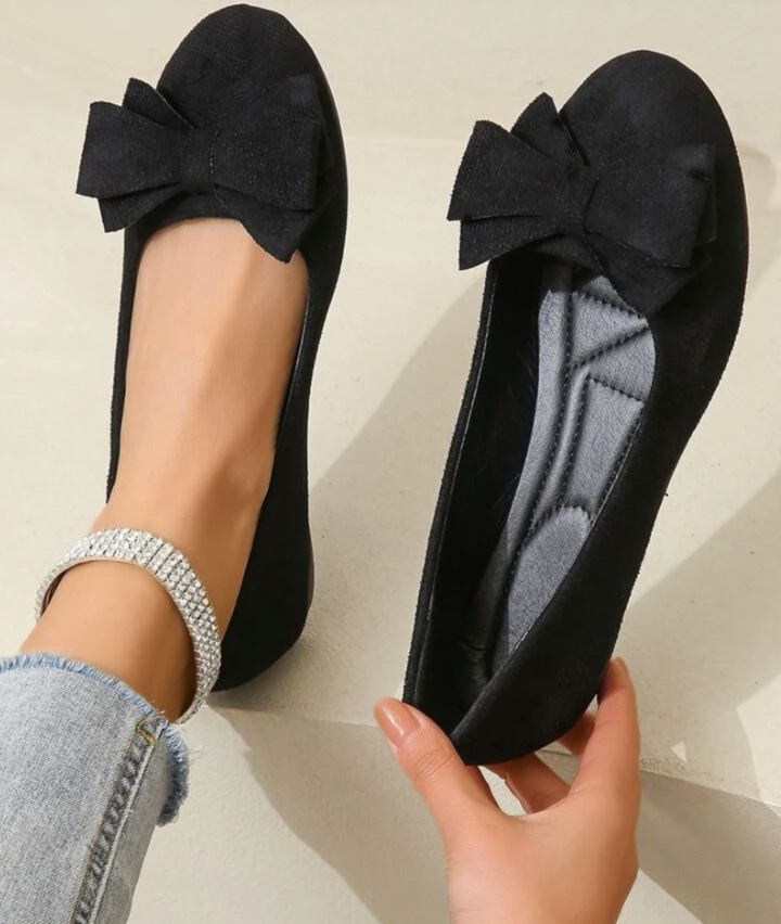 Grønne ortopædiske slip-ons damesko, der støtter foden og reducerer ubehag fra gigt og fodsmerter.