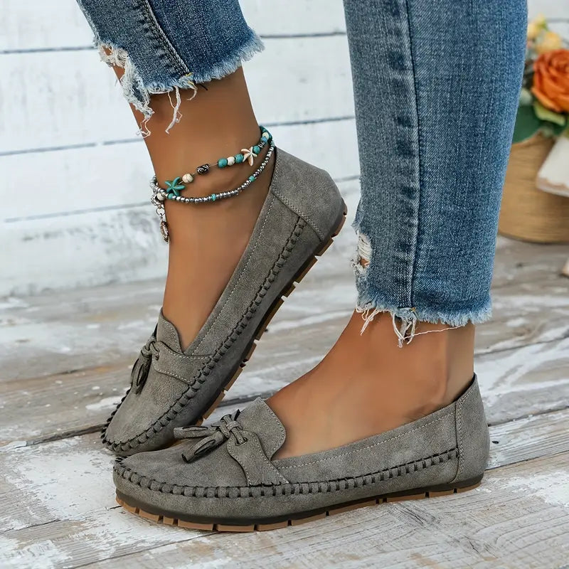 Detalje af indersål på ortopædiske loafers, fremhæver komfort og ergonomisk design med fodstøtte.