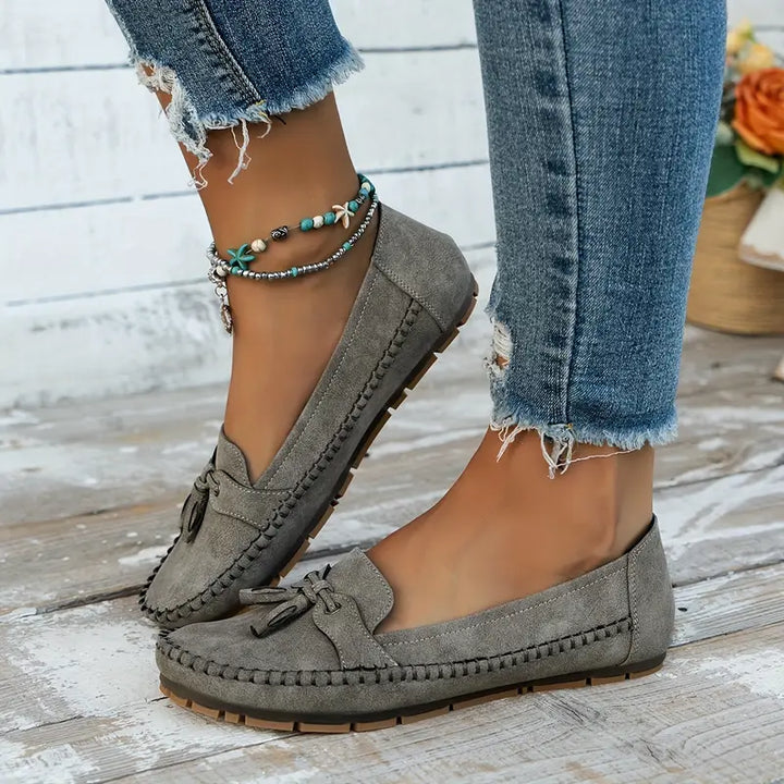 Detalje af indersål på ortopædiske loafers, fremhæver komfort og ergonomisk design med fodstøtte.