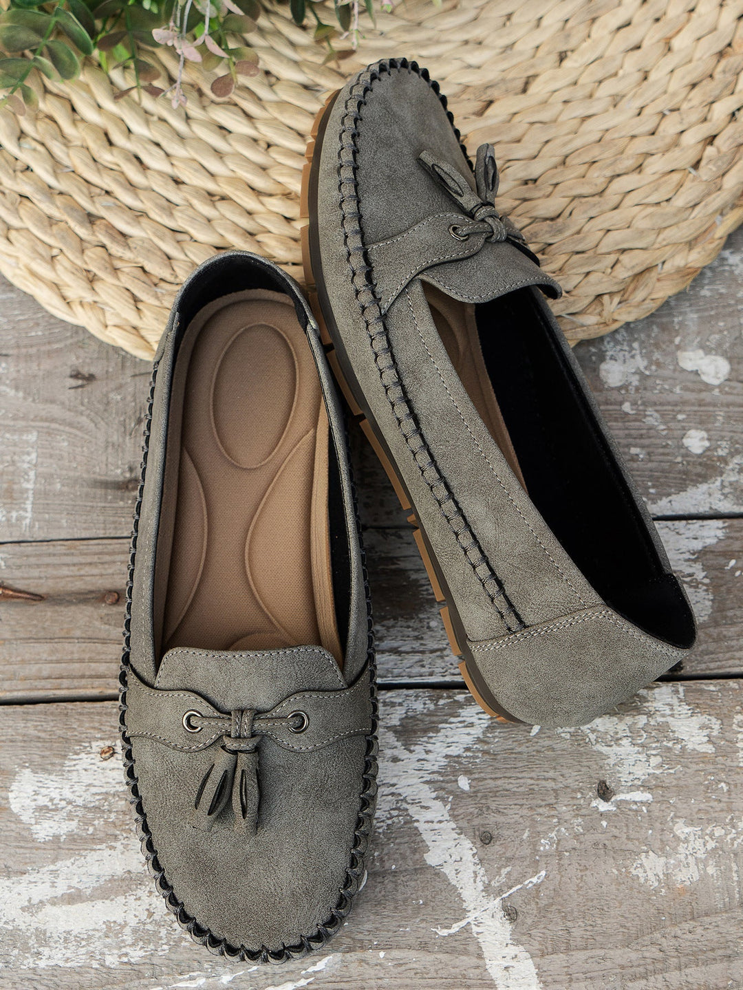 Moderne ortopædiske slip-on loafers, grå, giver suveræn komfort og fodstøtte.