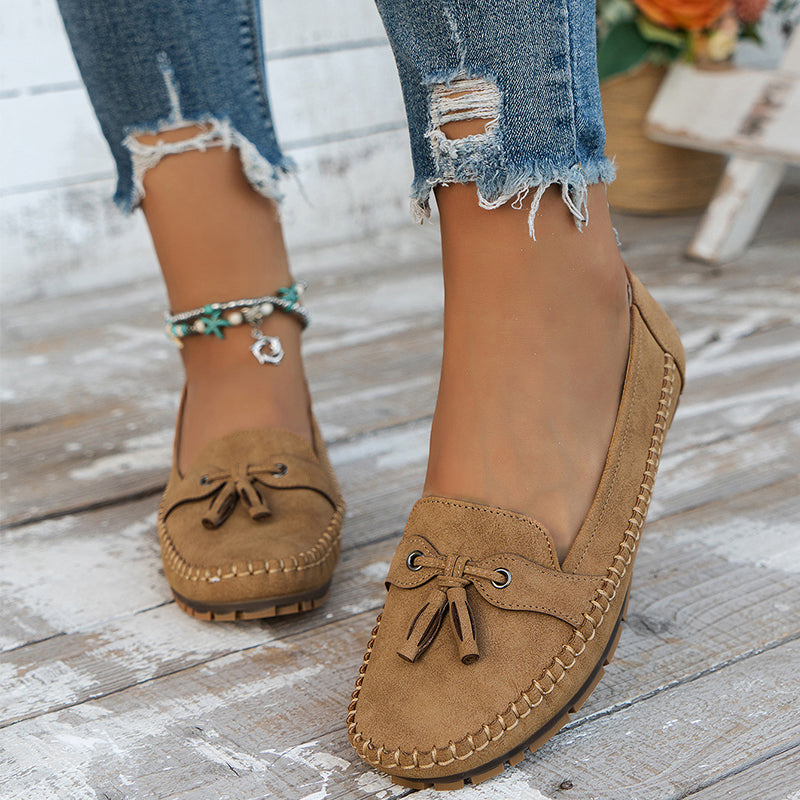Nærbillede af ortopædiske loafers' overdel og detaljer, fremviser kvalitet og elegant design.