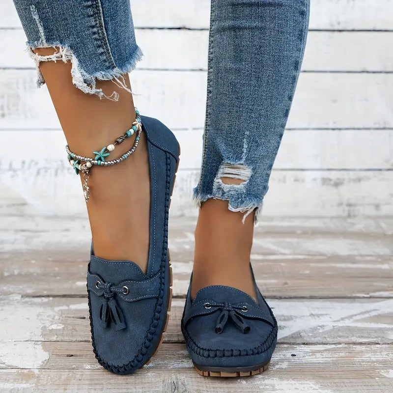 Sidevisning af sorte ortopædiske loafers, viser tyk sål og støtte til foden, elegant fodtøj.