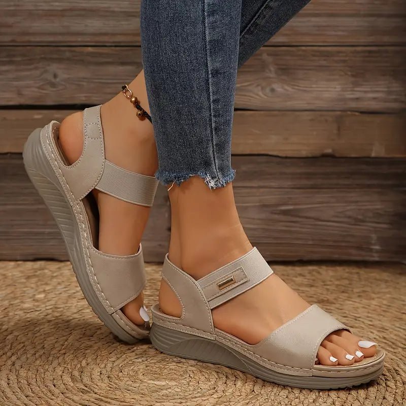 Fodvenlige platform sandaler med justerbare remme. Ortopædiske dame sandaler designet til maksimal komfort.