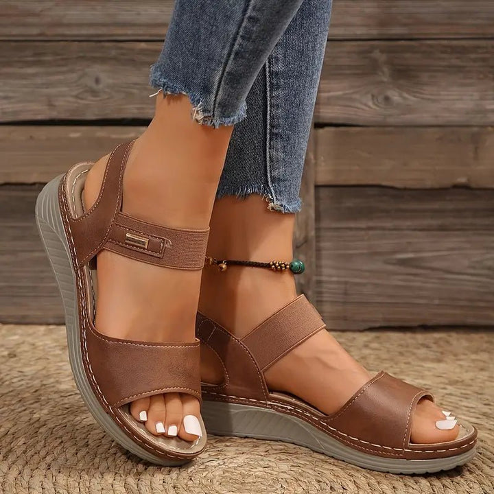 Moderne ortopædiske platformsandaler til kvinder. Justerbare stropper sikrer perfekt pasform og optimal komfort.