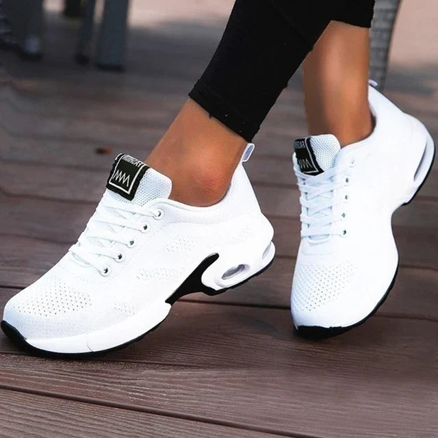 Dame ortopædiske sneakers i letvægtsdesign. Komfortable hverdagssko med stødabsorbering.