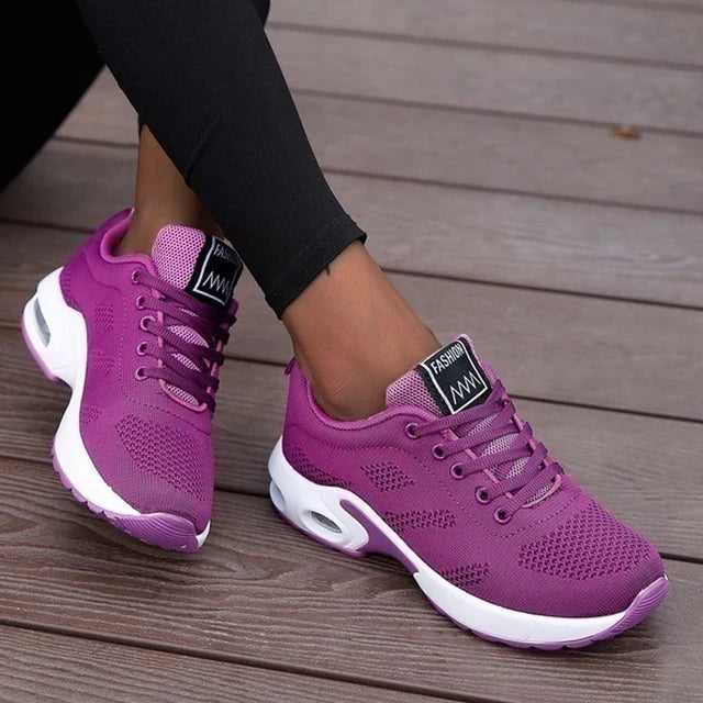 Moderne damefodtøj: Ortopædiske sneakers. Letvægts komfortsko med åndbart design til kvinder.