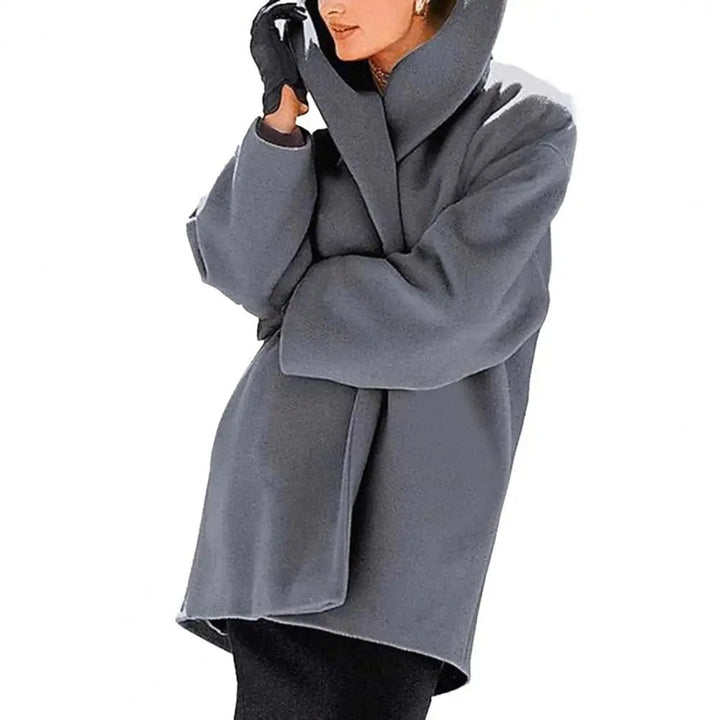 Elegant oversized damefrakke med høj krave, perfekt til et sofistikeret vinterlook.