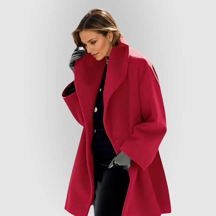 Komfortabel lang damefrakke med høj krave, moderne design for et elegant hverdagslook.