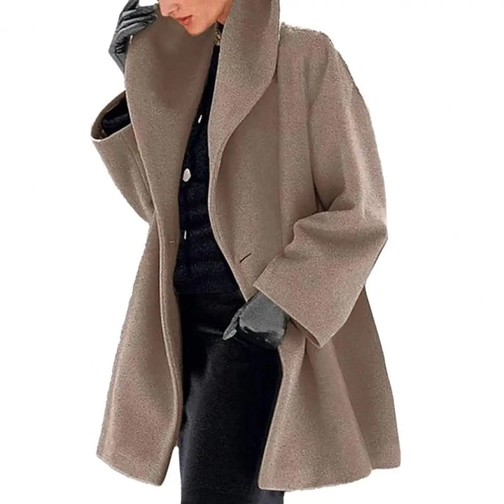 Moderne, elegant damefrakke med oversized snit og høj krave, for et stilrent og komfortabelt udtryk.