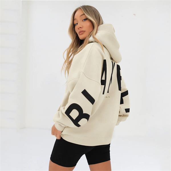 Trendy dame hoodie med markant grafisk print, perfekt til streetwear og afslappede styles.