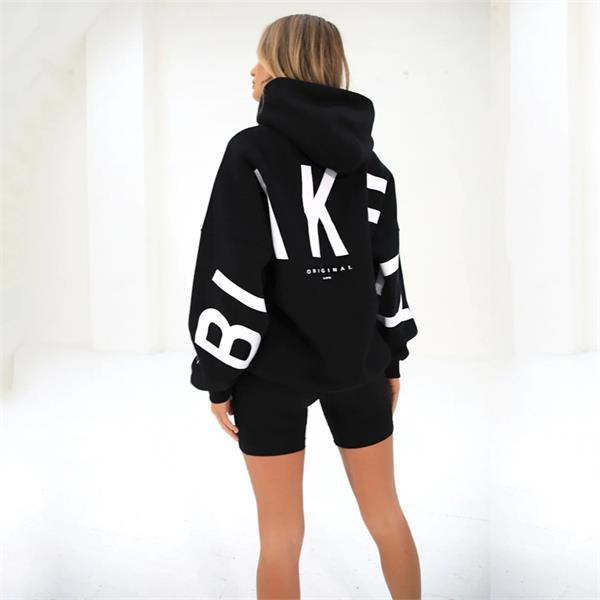 Stilfuld dame hoodie med trendy grafisk print og oversized pasform. En moderne hættetrøje.
