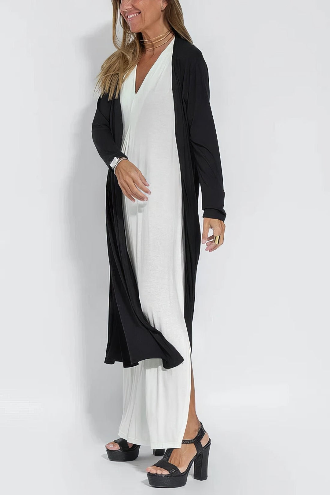 Elegant hverdagskjole plus size til damer, lang, ærmeløs og med en flot V-udskæring.