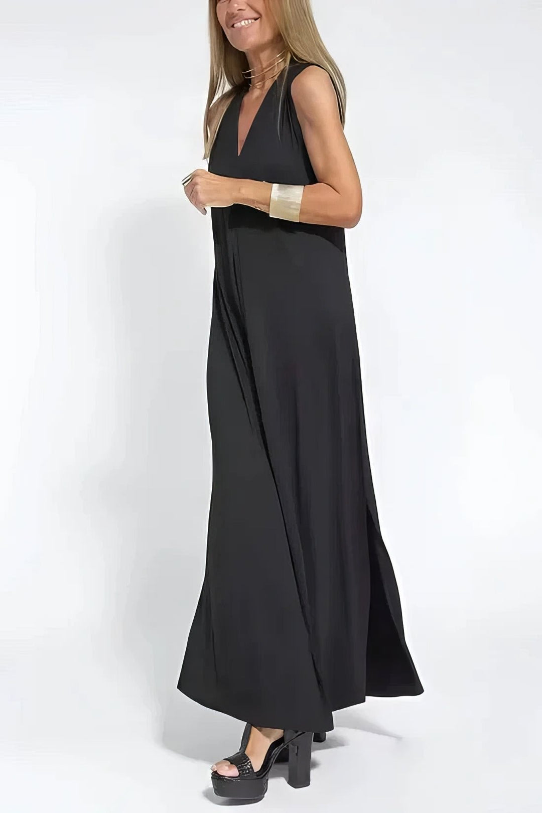 Ærmeløs damekjole i plus size, lang model med V-udskæring, både elegant og komfortabel.