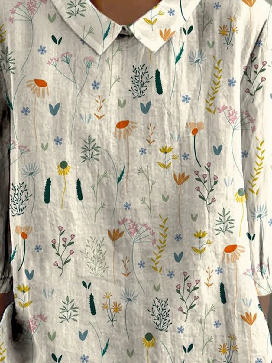 Feminin dame polo top med farverigt blomstermønster og løs pasform, ideel til casual hverdagsbrug.