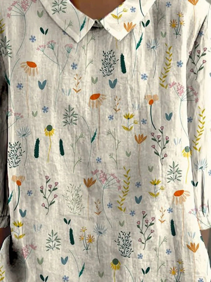 Feminin dame polo top med farverigt blomstermønster og løs pasform, ideel til casual hverdagsbrug.