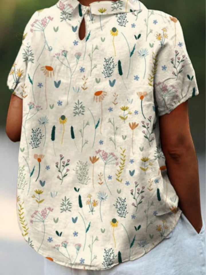 Kvinde polo skjorte med let stof, smukt blomstermønster og afslappet pasform, ideel til en komfortabel stil.