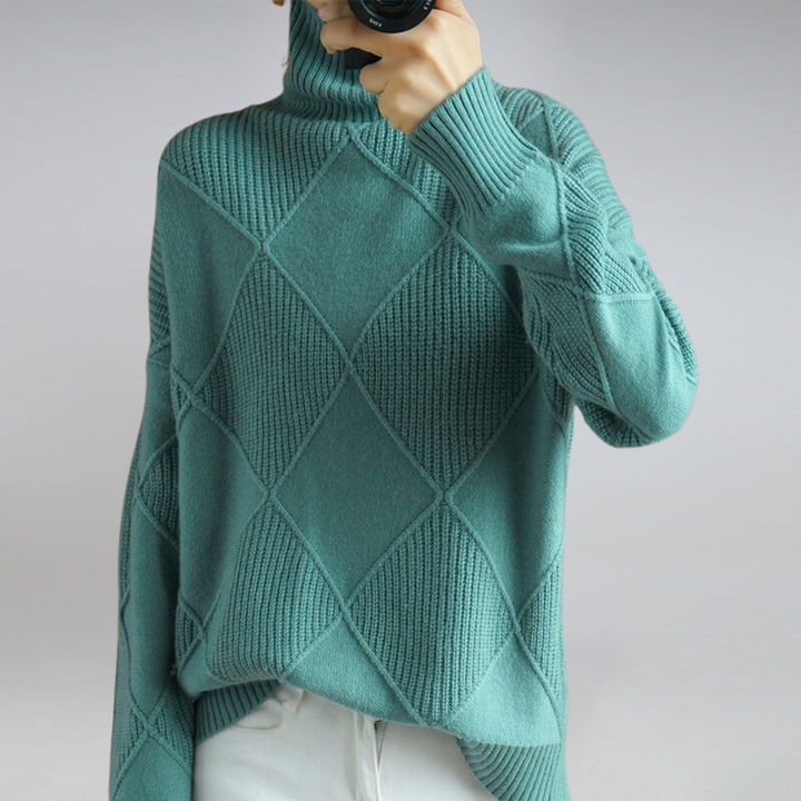 Ensfarvet dame sweater med rullekrave. Blød og alsidig strik til komfortabel vintermode.